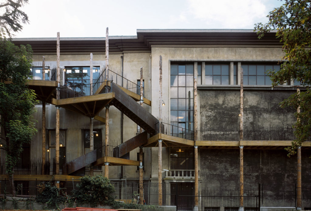 Cite nationale de l'histoire de l'immigration
Mandataire: EMOC, Maitre d'oeuvre: Cabinet Construire (Patrick Bouchain et Loic Julienne)
Amenagement du Palais de la Porte Doree construit a l'occasion de l'exposition universelle de 1931 et ayant abrite le musee des Arts d'Afrique et d'Oceanie.
Escalier de secours, vue generale
Paris, France
25/09/2007